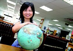 經濟部中央地質調查所地質資料組圖書出版科科長郭麗秋。