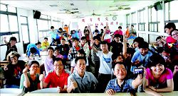 郭麗秋到花蓮縣玉里鎮中城國小推動校園扎根活動，同時為2015 地質嘉年華「跨越歐亞板塊 分享地質感動」進行活動宣傳。( 郭麗秋提供)