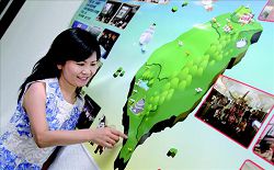 郭麗秋針對「臺灣地質知識服務網」數位典藏的臺灣故地質圖作個別介紹。