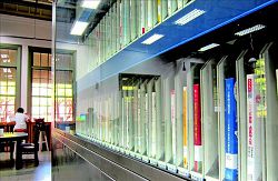 文薈廳「便利書店」，學生只要刷學生證，輸入書架編號，就可以在此借書，不用大老遠跑到圖書館。