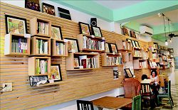 「書店風景」插畫展，即日起至9月26 日於全臺4 家書店巡迴展出。