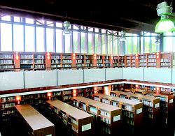 圖書館二樓及三樓的藏書情形，三樓的面積較小，呈現「ㄇ字型」。