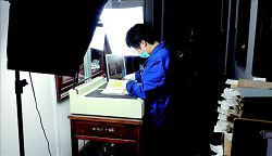 浙江圖書館古籍普查進行拍攝書影工作。