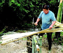 傳統造紙拷白工序