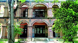 古籍修復中心位於浙江圖書館孤山路古籍部紅樓館舍二樓。