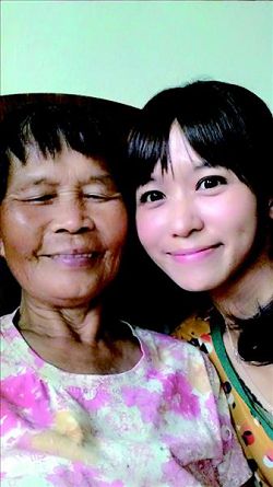 客家電視臺讓陳明珠的外婆（左）可以透過母語開啟認識世界的大門。( 陳明珠提供)