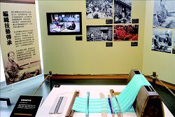 特展中展出泰雅族織布機。