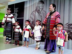 開幕式泰雅族編織藝師尤瑪．達陸與原住民小朋友表演原民歌謠。
