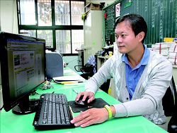 清水國小教導主任陳耿任積極推動數位閱讀教學。