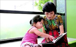 羽晴和外婆透過共讀增加彼此的情感。