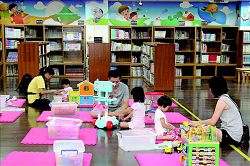 竹圍分館兒童室將圖書與玩具規劃在同一個空間中，以增添學習的多樣性。