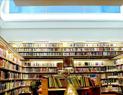 芬蘭拉普蘭省羅凡伊密公共圖書館因應氣候，天花板透明玻璃天窗全都測量過一年四季的陽光走向，以便能有效取得最多自然光源。