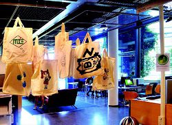 芬蘭維碕分館提供素面的米色袋子，讓民眾自行在上面發揮創意彩繪。