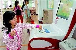 臺南市立圖書館總館配置科技化借書機器，連小朋友也能輕易上手。