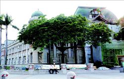 國立台灣文學館是第一座國家級的文學博物館，除蒐藏、保存、研究的功能外，更透過展覽、活動、推廣教育等方式，使文學親近民眾。