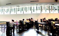 國立台灣文學館內部設有寬闊的閱覽空間。
