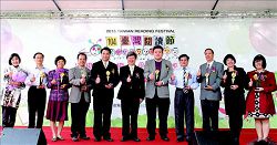 教育部部長吳思華（中）與10 所「年度圖書館」獲獎者合影。