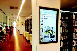 大東藝術圖書館在每個樓層設置觸控導覽螢幕，讓讀者更方便查詢所有資訊。