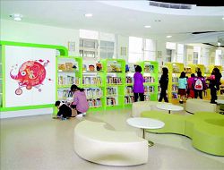 豐富的色彩元素布滿斗六市立繪本圖書館。