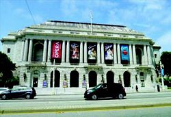 專為二十一世紀設計的舊金山公立圖書館昃當地著名地標。
