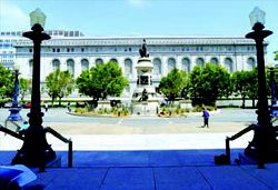 舊金山公共圖書館門外的先鋒紀念碑和亞洲藝術博物館