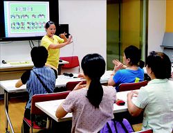 聽視障資訊中心舉辦「心手相連-手語體驗學習列車」活動。（國資圖提供）