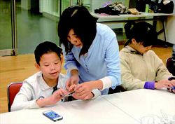 聽視障資訊中心開辦iPhone 手機日常應用App 教學初級班。(國資圖提供)