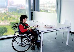 桌面下容膝深度至少45 公分、容膝高度至少65 公分，方便輪椅使用者使用。（新北市立圖書館提供）