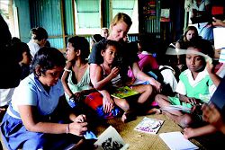 學斐濟非營利組織陪小孩閱讀。