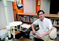 李偉文同時身兼牙醫師、作家與環保志工等多重身分。