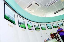 八里分館展出地方風景照片與文獻資料。