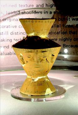 十三行博物館獨一無二的「人面陶罐」。