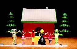 皮皮兒童表演藝術團於淡水分館演藝廳演出西瓜王子。(新北市立圖書館淡水分館提供)