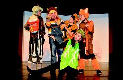 蘋果兒童劇團於淡水分館演藝廳演出樹精靈傳奇。（新北市立圖書館淡水分館提供）