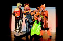 蘋果兒童劇團於淡水分館演藝廳演出樹精靈傳奇。(新北市立圖書館淡水分館提供)