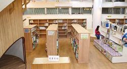 頭份市立圖書館將兒童的閱讀區域從陰暗、潮溼的地下室移到舒適的一樓空間。