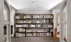 頭份市立圖書館將兒童的閱讀區域從陰暗、潮溼的地下室移到舒適的一樓空間。