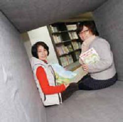 新竹市文化局圖書資訊科科長林美英( 左）與閱讀環境案承辦人鍾彩雲。