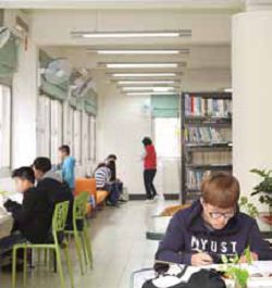 新豐鄉立圖書館二樓空間開闊明亮。