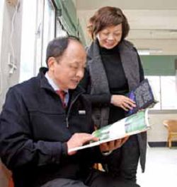 新豐鄉鄉長徐茂淦（左）與新豐鄉立圖書館館長徐竹英致力營造良好閱讀氛圍。