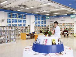臺南市立圖書館打除隔間後，呈現視野開闊的舒適氛圍。