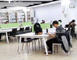 新北市立圖書館土城分館打造開放式的青少年閱覽區。