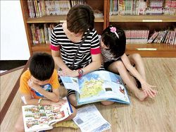 高雄市立圖書館鼓山分館沒有活動時，「小木偶劇場」是親子坐臥閱讀的舒適場域。