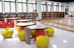高雄市立圖書館鼓山分館改造後，兒童閱覽室有了一處「小木偶劇場」空間。