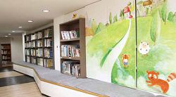 新竹市文化局圖書館兒童室增設多樣造型的裝潢家具，以滿足兒童好奇、活潑的特質。
