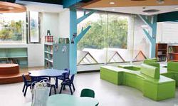 臺中市南區圖書館兒童閱覽區以大片玻璃窗引進採光。