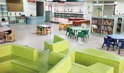 臺中市南區圖書館呼應健康公園的環境，以綠色系營造在森林中的綠色閱讀空間。