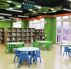 臺中市大肚區圖書館兒童閱覽區針對兒童需求設置適用的閱讀桌椅。