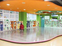 臺中市南區圖書館呼應健康公園的環境，以綠色系營造在森林中的綠色閱讀空間。