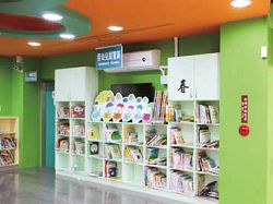 臺中市大肚區圖書館規劃嬰幼兒閱覽區，鼓勵從小培養閱讀習慣。